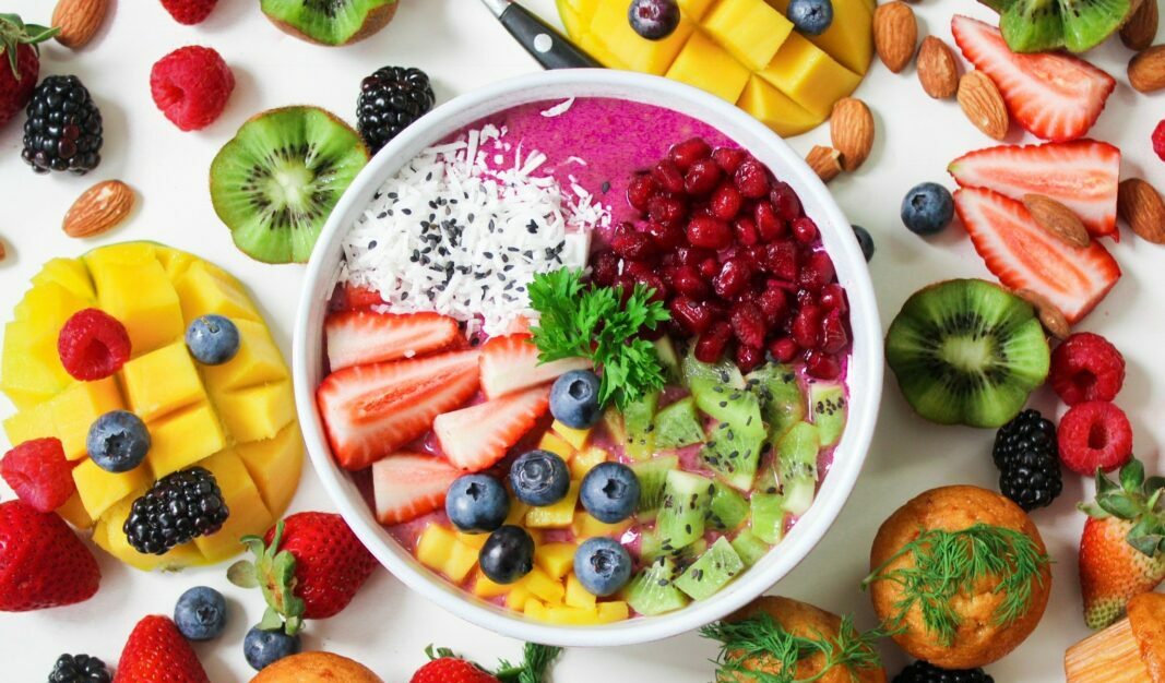 Alimentação saudável e pratos coloridos