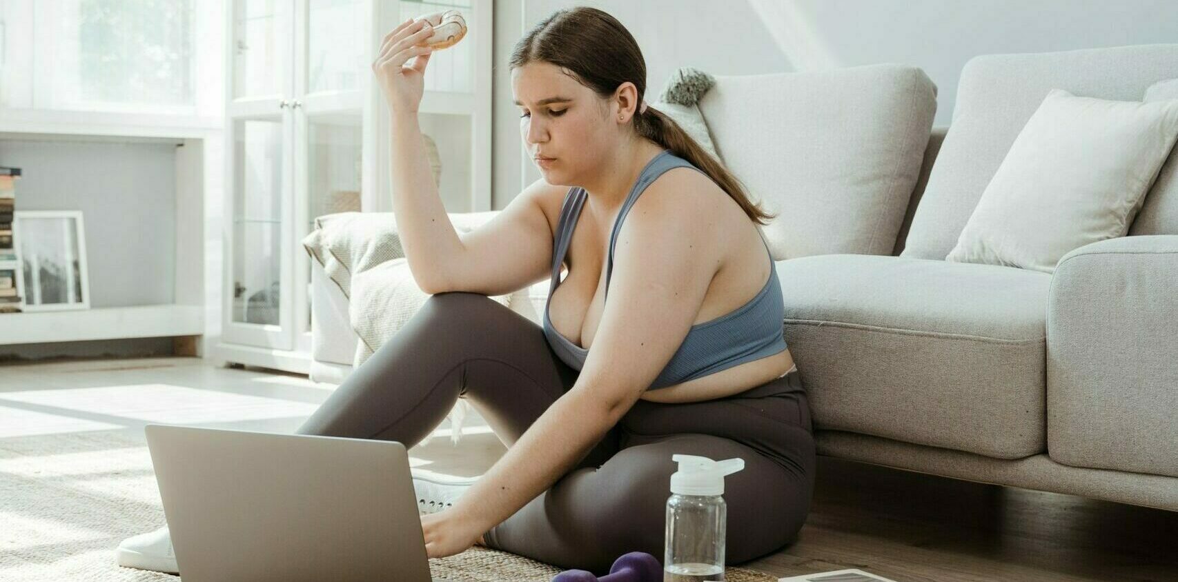 Mulher comendo em frente ao computador